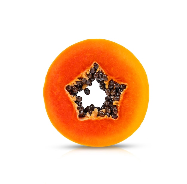 Schneiden Sie reife Papaya auf dem weißen Hintergrund isoliert.