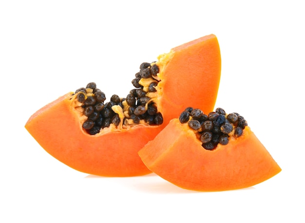 Schneiden Sie reife Papaya lokalisiert auf dem Weiß