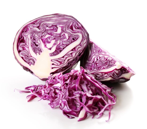 Schneiden Sie Rotkohl isoliert auf Weiß