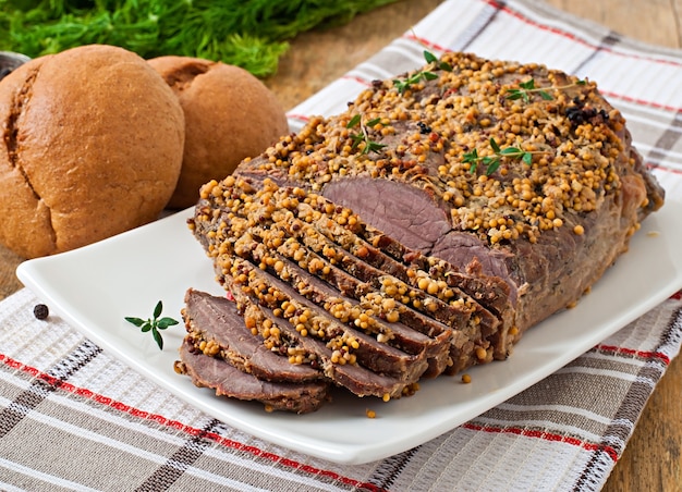 Schneiden Sie Stücke gebackenes Fleisch auf dem Tisch