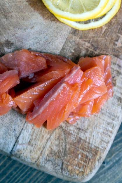 Schneiden von Fischfilets während der Zubereitung eines Gerichts aus rotem Lachsfisch