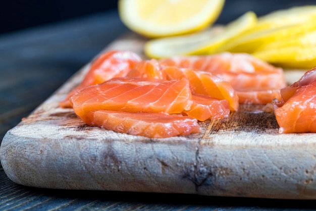 Schneiden von Fischfilets während der Zubereitung eines Gerichts aus rotem Lachsfisch