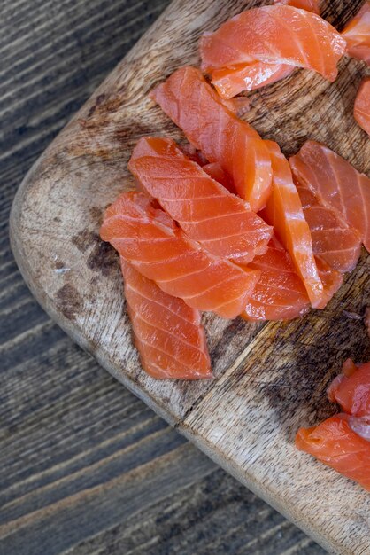 Schneiden von Fischfilets während der Zubereitung eines Gerichts aus rotem Lachsfisch