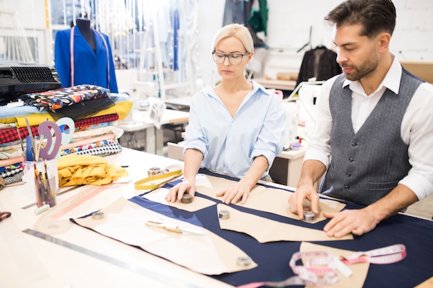 Foto schneider arbeiten im atelier studio