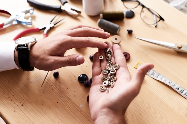 Foto schneiderhand mit druckknöpfen