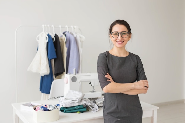 Schneiderin, Modedesignerin, Schneiderin und Menschenkonzept - Schöne Modedesignerin stehend