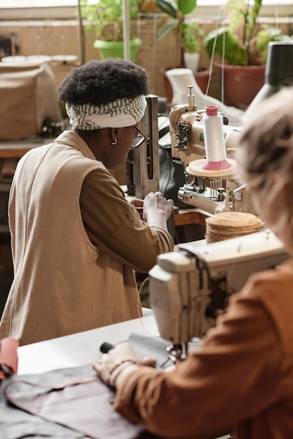 Schneiderinnen arbeiten in der Werkstatt