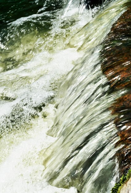 Schnell fließendes Wasser im Gebirgsfluss, Langzeitbelichtung