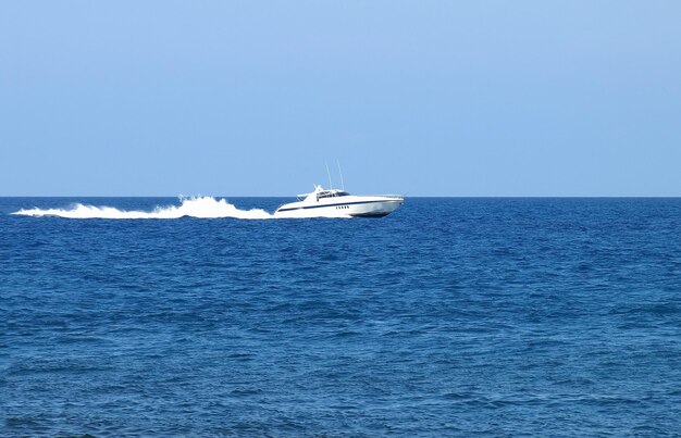Schnellboot an der französischen Riviera