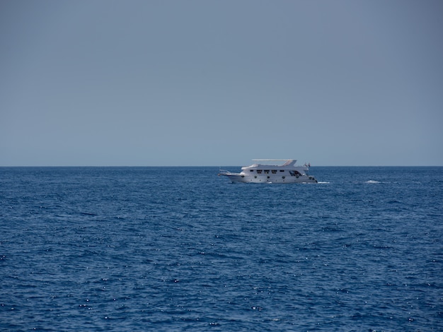 Schnellboot im tropischen Meer.