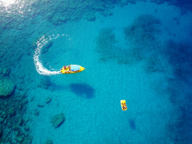 Schnellboot mit Paddelboot auf dem schönen Meer.