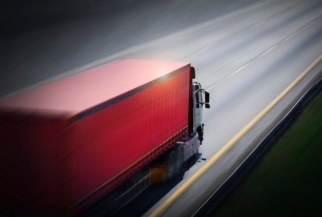 Schnelle Geschwindigkeitsbewegung von Sattelschleppern, die auf der Straße fahren Frachtlastwagen Logistiktransport
