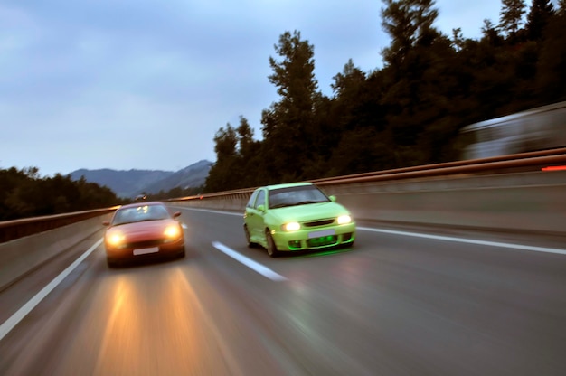 Schnelle Tuning-Autos, die auf der Autobahn rennen