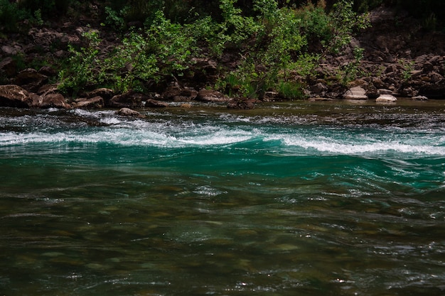 Foto schneller fluss mit stromschnellen hoch in den bergen