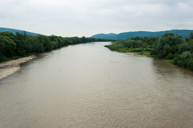 Schneller Gebirgsfluss