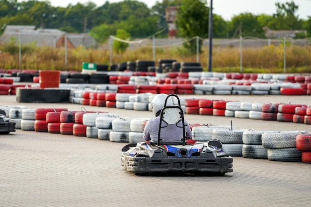 Foto schneller kart-maschinen-extremrennfahrer. speedtrack-meisterschaft.