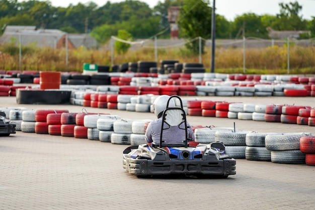 Schneller Kart-Maschinen-Extremrennfahrer. Speedtrack-Meisterschaft.