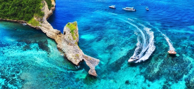 Schnelles Boot am Meer in Bali Indonesien Luftaufnahme des luxuriösen schwimmenden Bootes auf transparentem Türkis