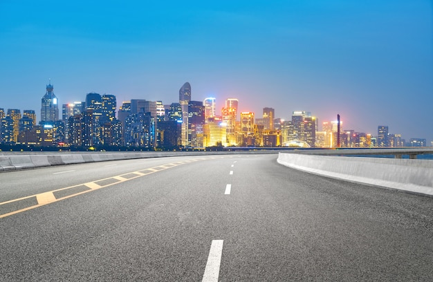 Schnellstraße und urbane Skyline in Hangzhou, China