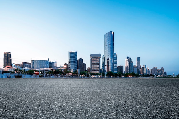 Schnellstraße vor der Skyline der Stadt, Nanchang, China.