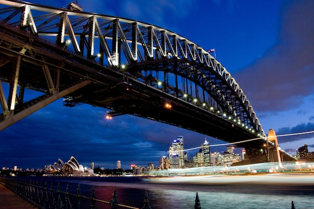 Schnellverkehr mit Booten im Hafen von Sydney in Sydney, Australien