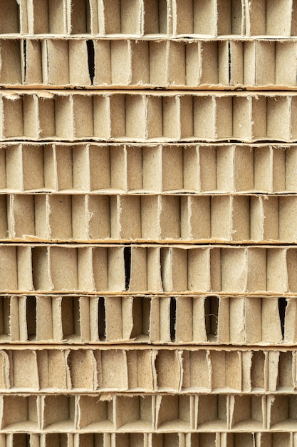 Schnitt aus Wabenkarton-Packstapel mit großen Zellen in Nahaufnahme als Hintergrund