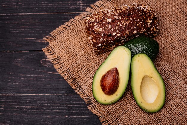 Schnitt durch Avocado gegen einen dunklen Hintergrund