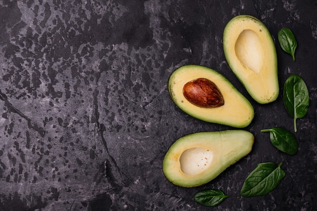 Schnitt durch Avocado gegen einen dunklen Hintergrund