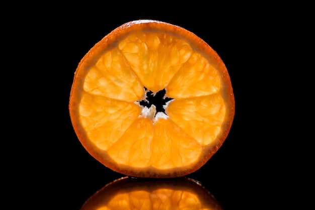Schnitt frischer reifer Orangen isoliert