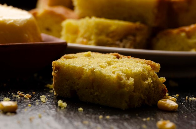 Foto schnitte hausgemachtes maisbrot und butter auf dem küchentisch