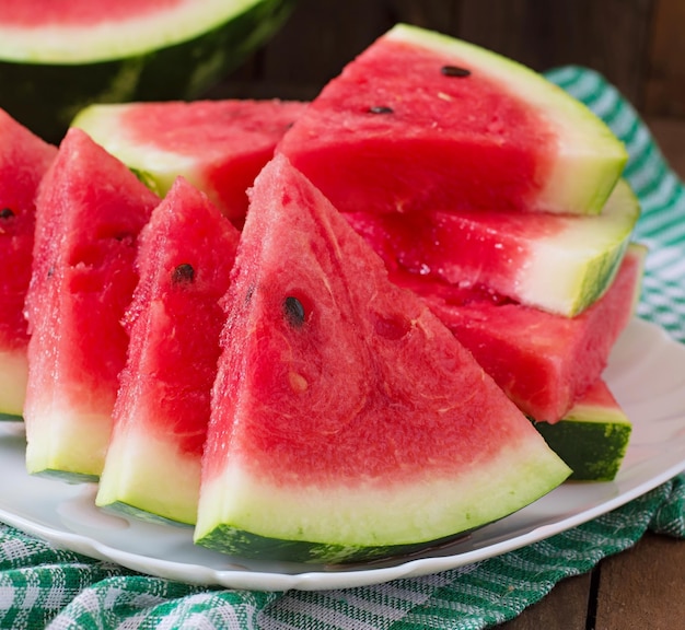 Schnitte saftige und leckere Wassermelonen auf einem weißen Teller