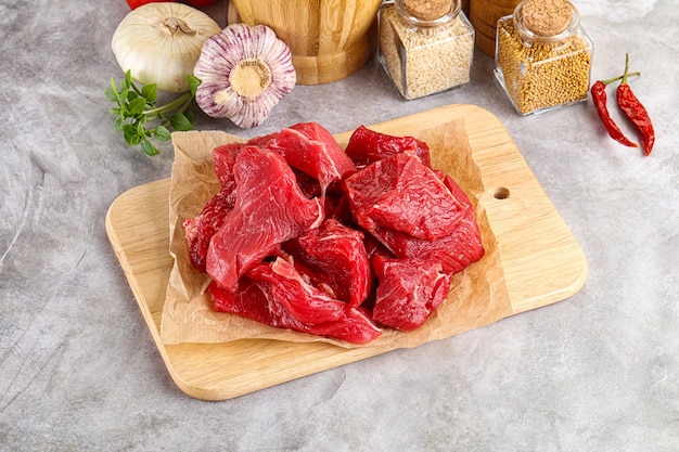 Schnittes rohes Rindfleisch zum Kochen