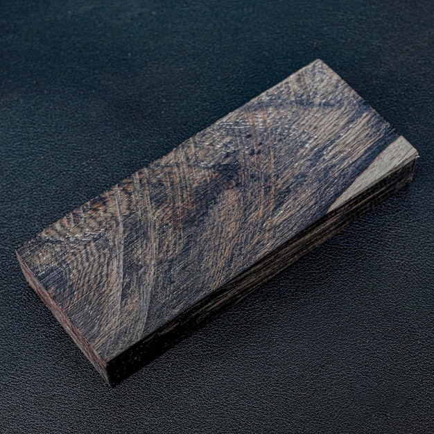 Schnittholz aus seltenem Ebenholz mit einem schönen Muster zum Basteln auf schwarzem Hintergrund