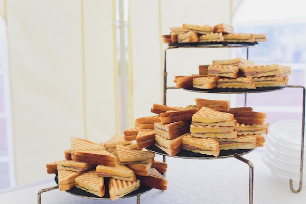 Foto schnittplatte mit gemischten sandwich-dreiecken für das catering