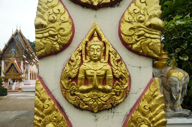 Foto schnitz- und skulpturenengel am tor des wat chang hai ratburanaram luang pu thuat in den südlichen provinzen von thailand pattani