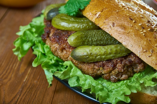 Schnitzel alemão em pão com alface e picles