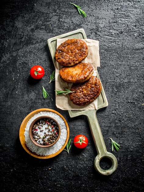 Schnitzel auf Papier mit Gewürzen in einer Schüssel