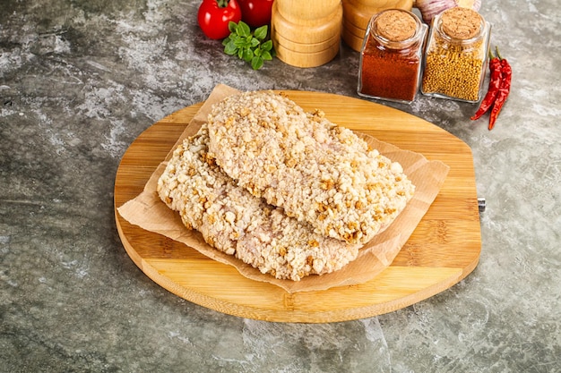 Schnitzel de carne empanizada cruda empanizada para asado