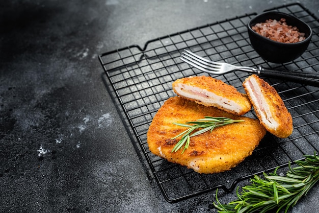 Schnitzel Cordon bleu Filetkotelett mit Schinken und Käse Schwarzer Hintergrund Draufsicht Kopierbereich