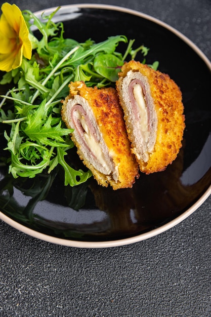 Schnitzel Cordon Bleu Hühnerfleisch, Käse, Speck gesunde Mahlzeit Snack auf dem Tisch kopieren