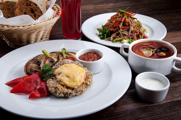 Schnitzel de almoço de negócios com cogumelos fritos e pimenta doce com salada mista