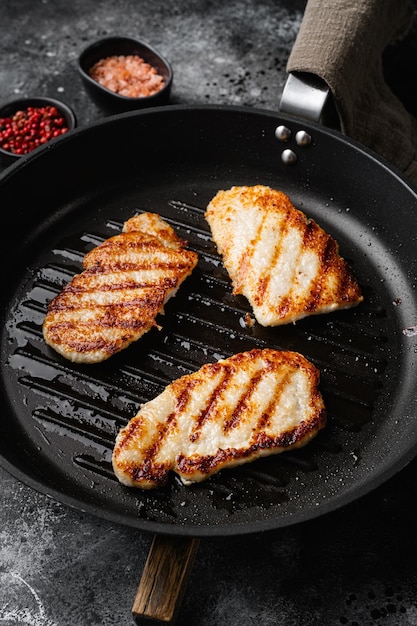 Schnitzel de carne de porco em fundo de mesa de pedra escura preta