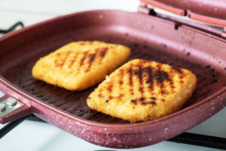 Foto schnitzel de frango frito na assadeira