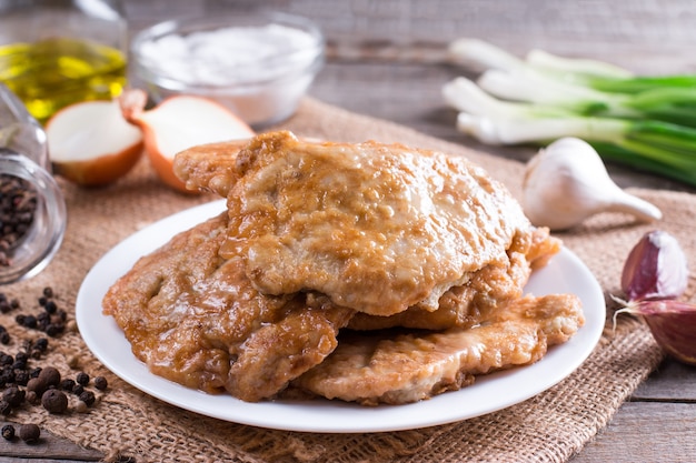 Schnitzel de porco em um prato