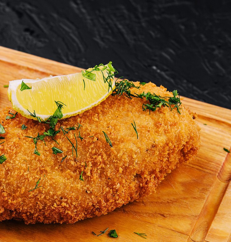 Schnitzel empanado en una tabla de cortar