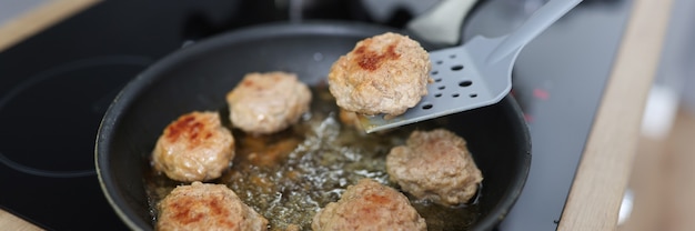 Schnitzel in der Pfanne mit Spatel wenden