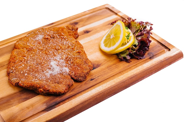 Schnitzel mit Salat auf Holztablett