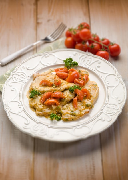 Schnitzel mit selektivem Fokus der Tomaten