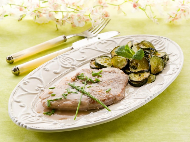 Schnitzel mit Weißweinsauce und sautierten Zucchini