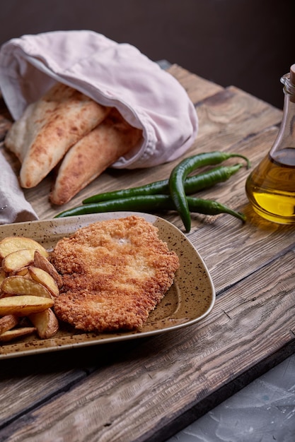 Schnitzel saboroso com batata cozida Vista superior comida plana leiga